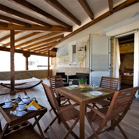 Antico Borgo Marchese 4* מורצ'יאנו די לאוקה